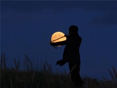 Прикрепленное изображение: amir-jutt-jugando-con-la-luna.jpg